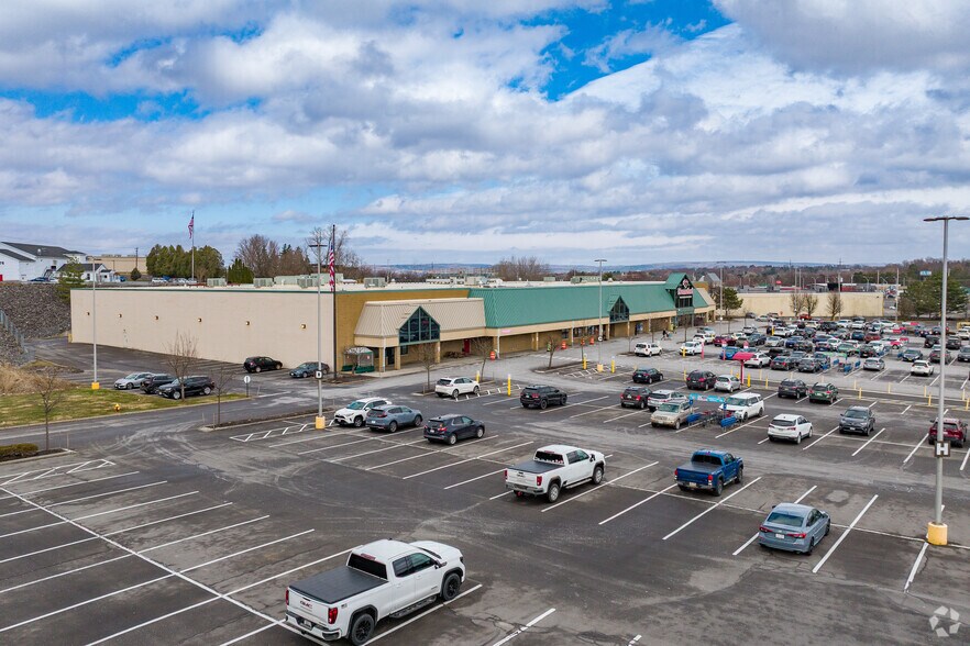 More Photos Of 4593 Commercial Dr, New Hartford Supermarket For Lease