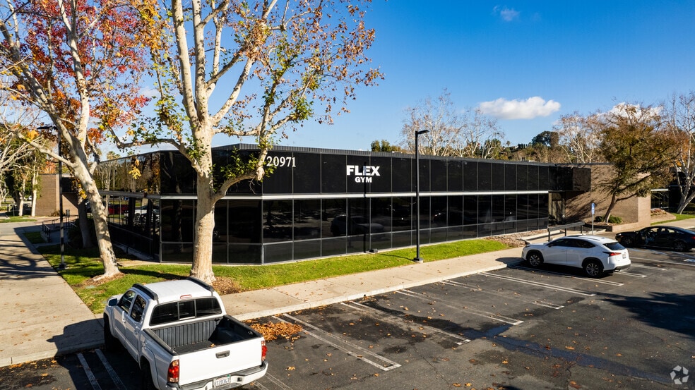 More Photos Of 20971 Warner Center Ln, Woodland Hills Office For Sale