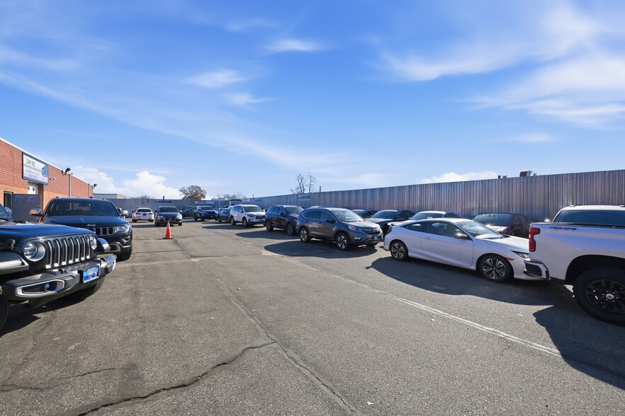 More Photos Of 11 Lucon Dr, Deer Park Showroom For Lease