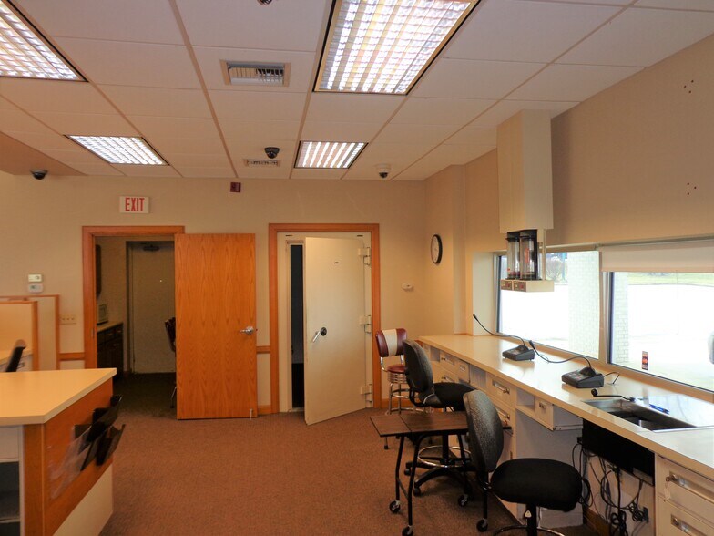More Photos Of 101 N 36th St, Quincy General Retail For Lease