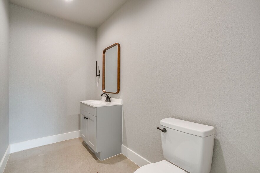 More Photos Of 1650 Staree Ln, Saginaw Flex For Lease