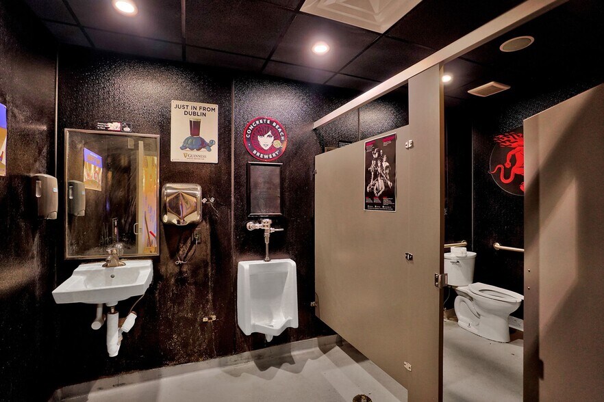 More Photos Of 835-841 NE 3rd Ave, Fort Lauderdale Bar For Sale
