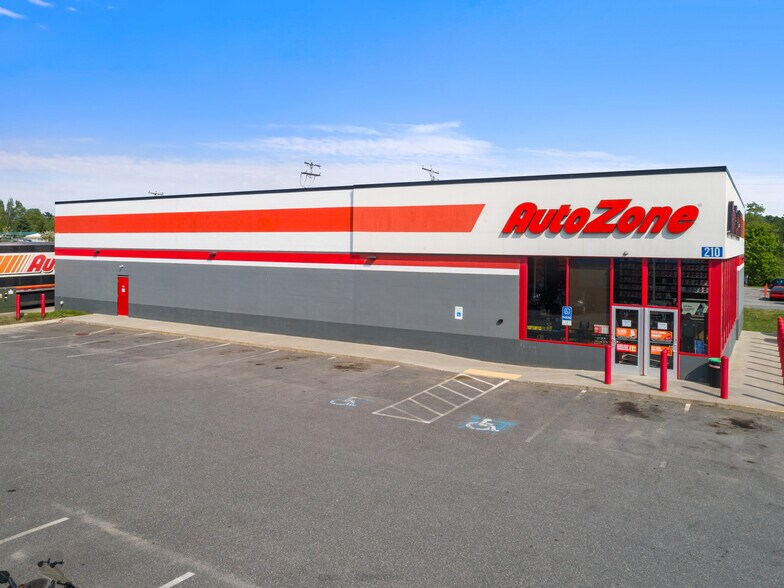 More Photos Of 208 High St, Ellsworth Freestanding For Sale