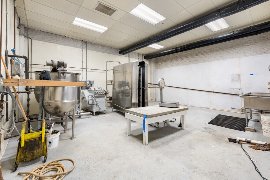 More Photos Of 1 Mount Vernon St, Dorchester Distribution For Lease