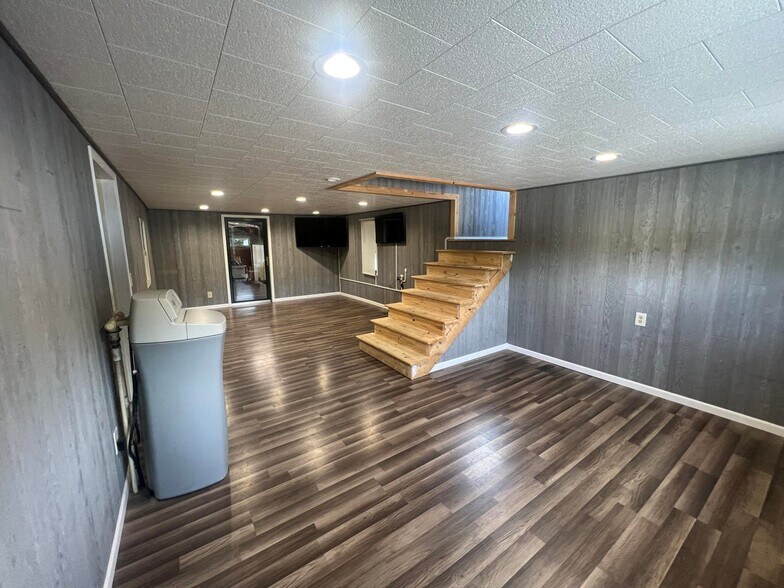 More Photos Of 380 S Main St, De Graff Light Manufacturing For Sale