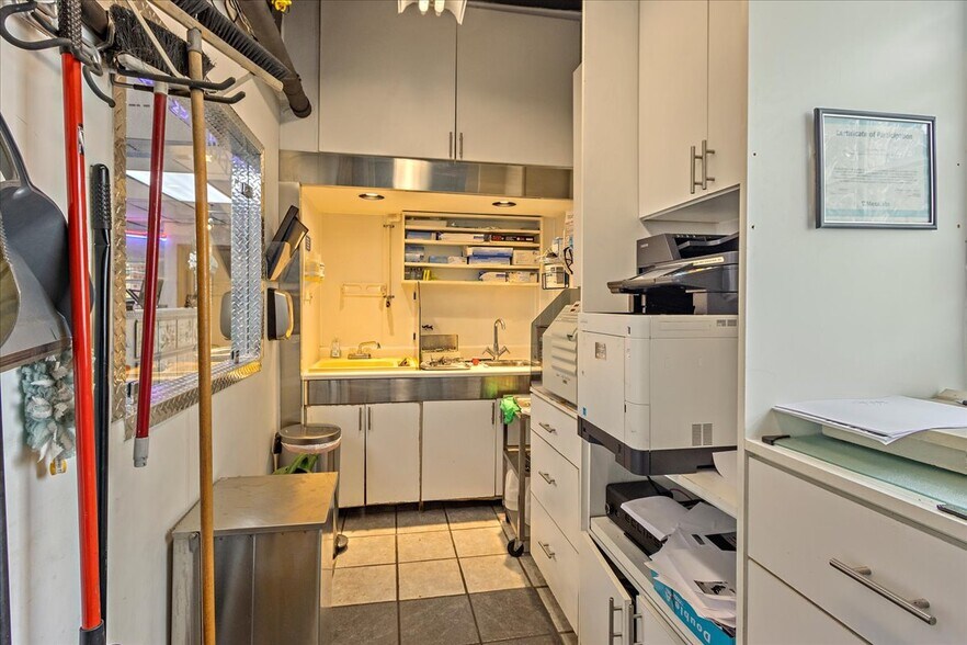 More Photos Of 11712 W Colfax Ave, Lakewood Freestanding For Lease