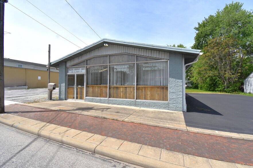 Primary Photo Of 132 N Main St, Hubbard Freestanding For Sale