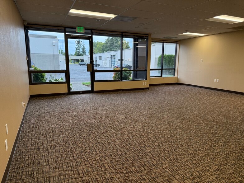 More Photos Of 5293 NE Elam Young Pky, Hillsboro Showroom For Sale