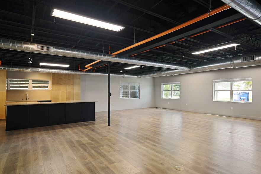 More Photos Of 10830 Navajo Dr, Saint Petersburg Showroom For Sale