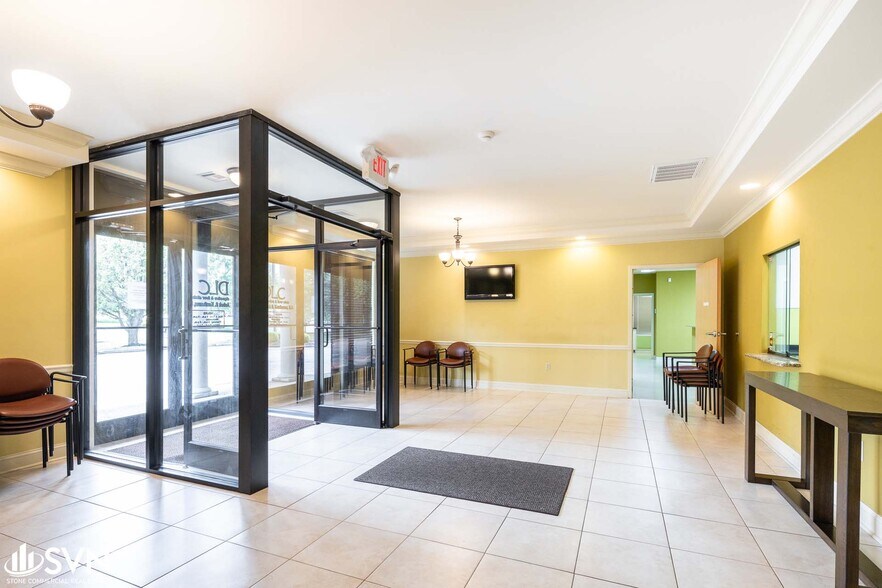 More Photos Of 1360 W 5th St, London Medical For Lease