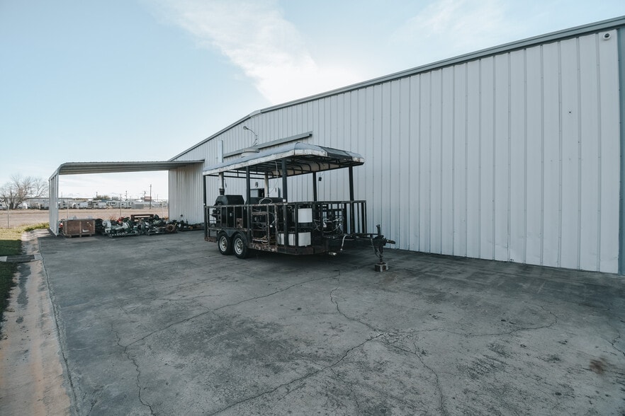 More Photos Of 13102 N Navarro St, Victoria Flex For Lease