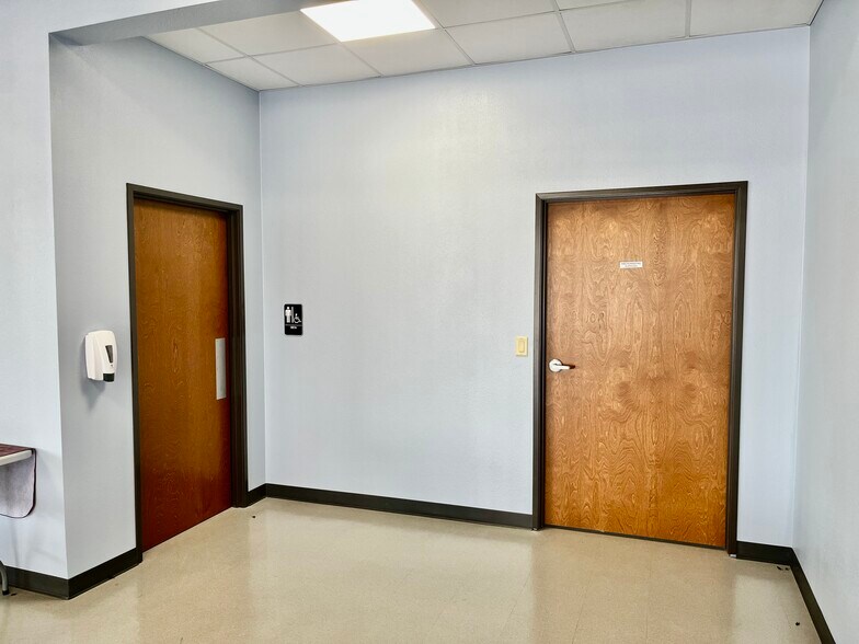 More Photos Of 102 W Dallas St, Llano Storefront Retail Office For Lease