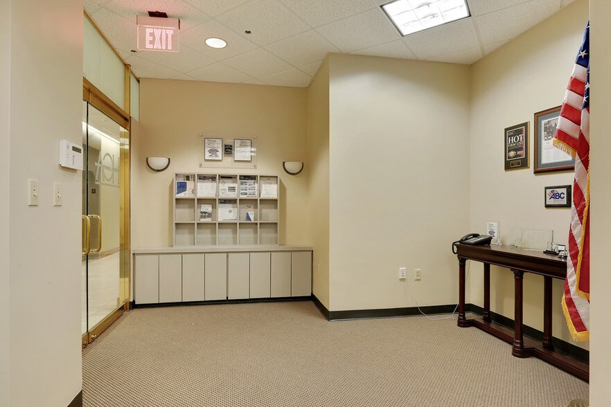More Photos Of 8555 United Plaza Blvd, Baton Rouge Office For Lease