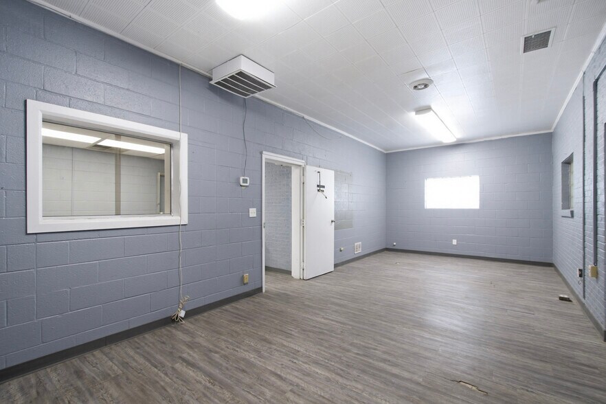 More Photos Of 300-305 S Grant Ave, Odessa Warehouse For Sale