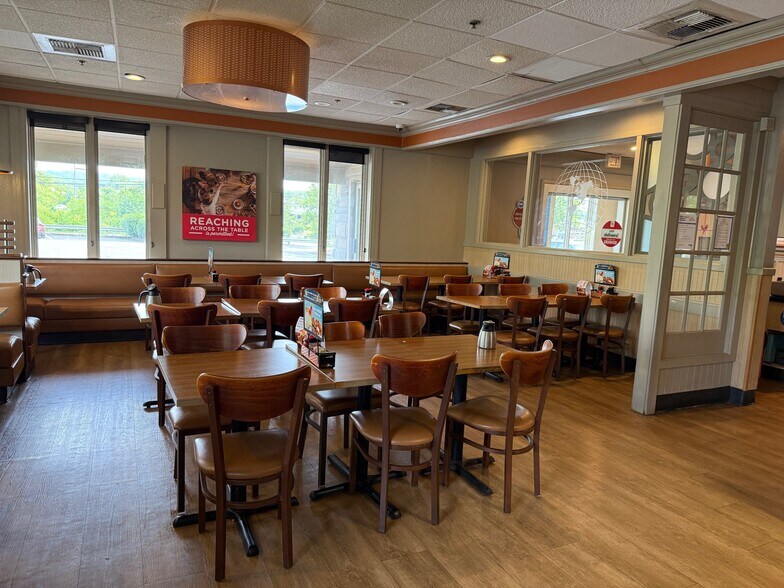 More Photos Of 5604 Merchants Center Blvd, Knoxville Restaurant For Lease