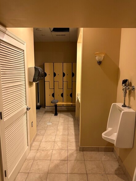 More Photos Of 4 W University Pky, Baltimore Hotel For Lease