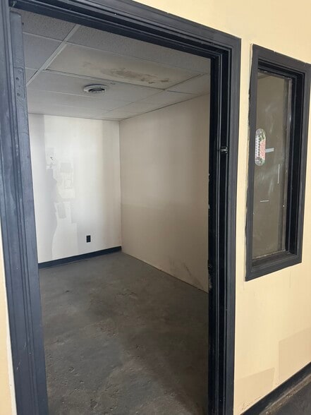More Photos Of 124 E Broadway Ave, Enid Storefront Retail Office For Sale