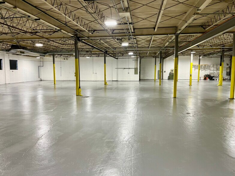 More Photos Of 5707 N Northwest Hwy, Chicago Manufacturing For Sale