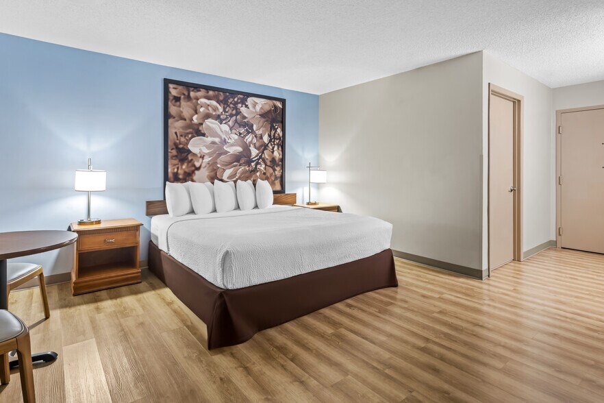 More Photos Of 1825 W Hill Ave, Valdosta Hotel For Sale