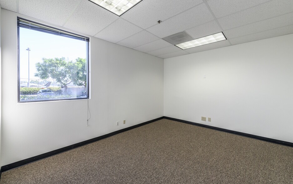 More Photos Of 380-384 Clinton St, Costa Mesa Manufacturing For Lease