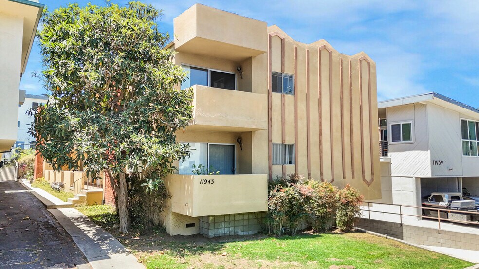 Primary Photo Of 11943 Kiowa Ave, Los Angeles Apartments For Sale