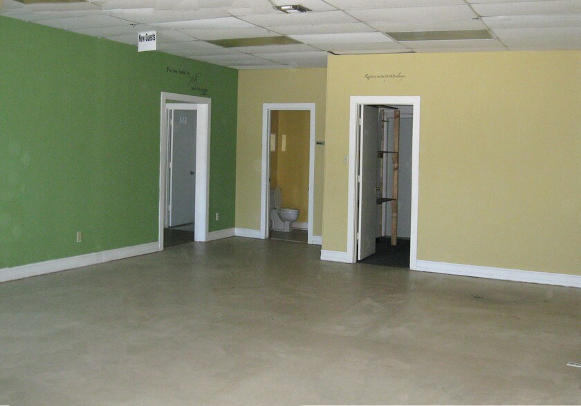 More Photos Of 2327-2331 NE Dixie Hwy, Jensen Beach General Retail For Lease