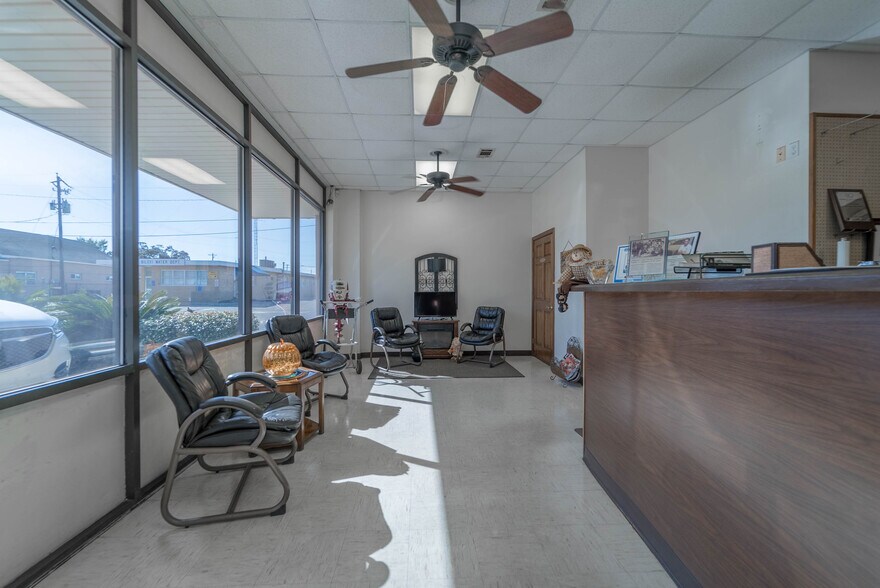 More Photos Of 198 Main St, Biloxi Light Distribution For Sale