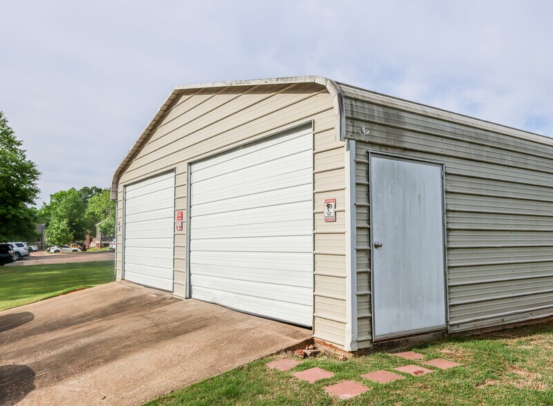 More Photos Of 2889 S Lamar Blvd, Oxford Flex For Sale