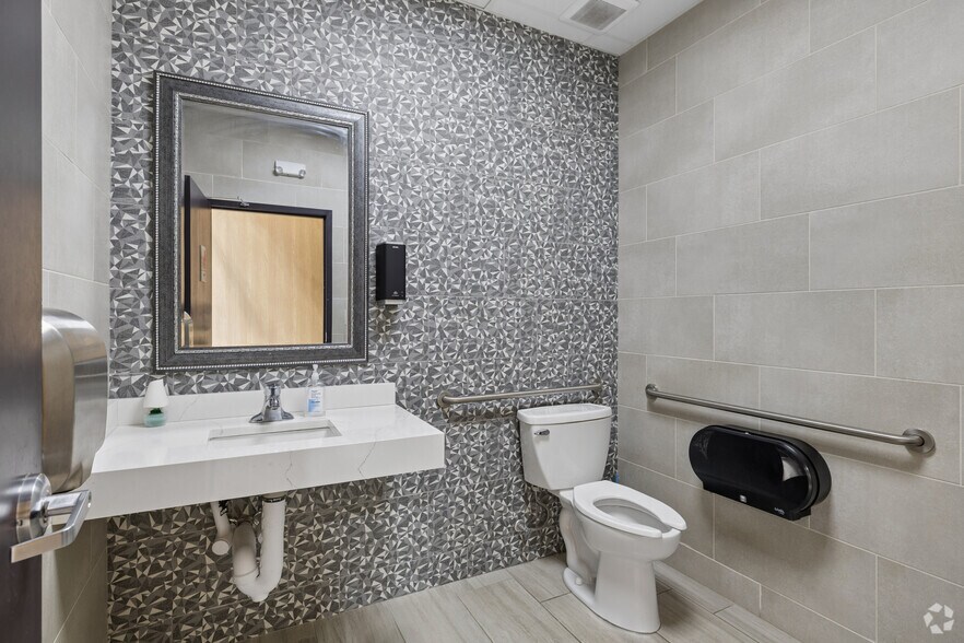 More Photos Of 715 W 4th St, Adel Service Station For Sale