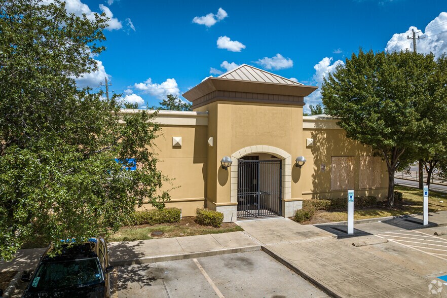 More Photos Of 2799 Fulton St, Houston Bank For Sale