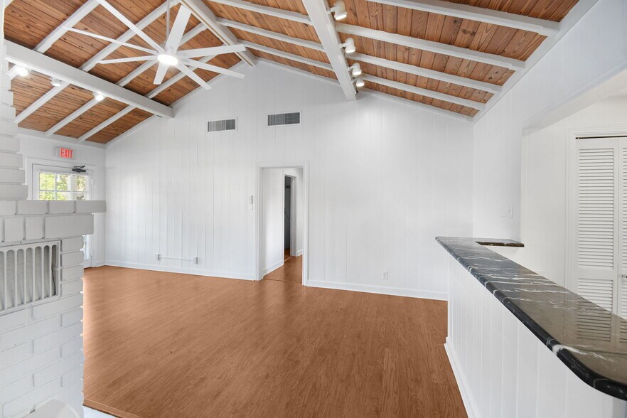 More Photos Of 300 SE Detroit Ave, Stuart Office For Sale