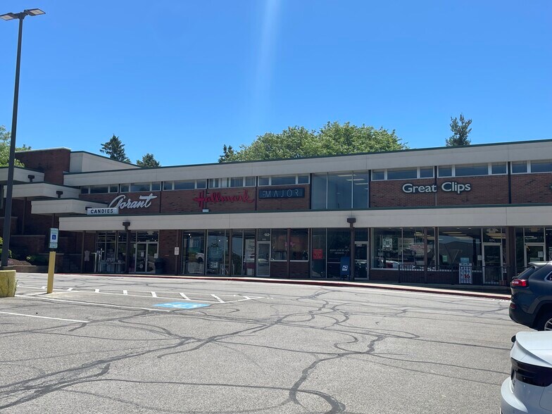 More Photos Of 8202-8280 E Market St, Warren Unknown For Lease