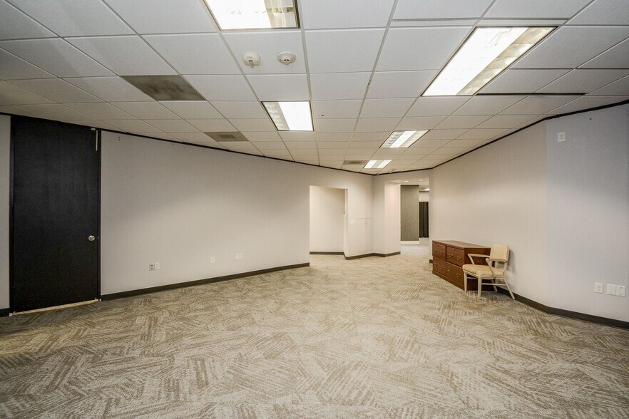 More Photos Of 6100 Corporate Dr, Houston Office For Sale