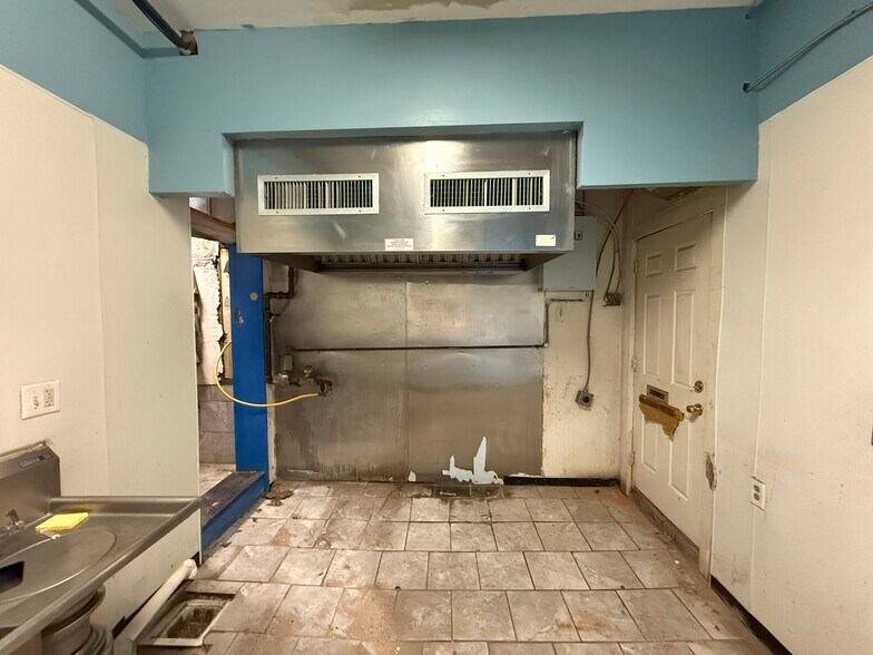 More Photos Of 1380 H St NE, Washington Storefront Retail Residential For Sale