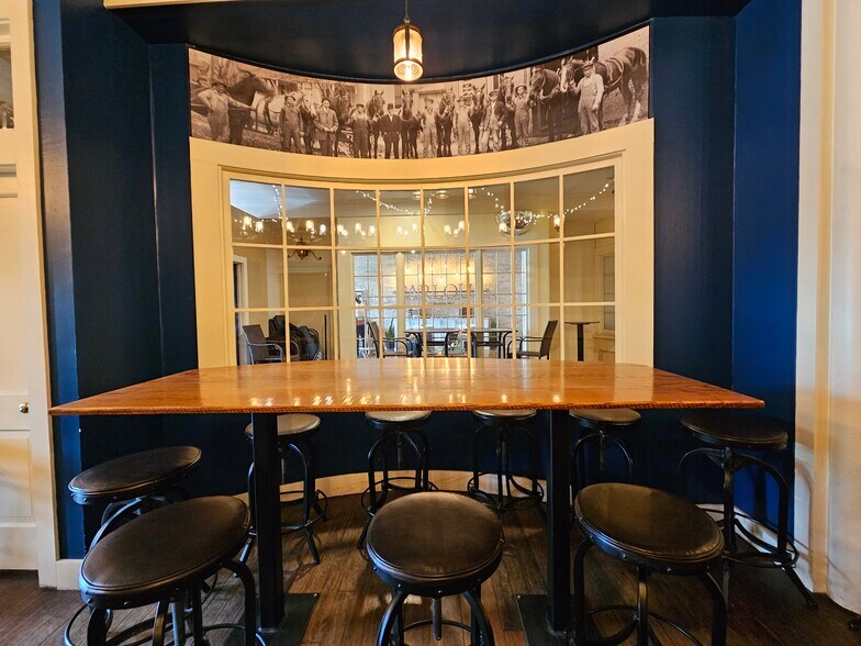 More Photos Of 124 Main St, Vincennes Office For Sale