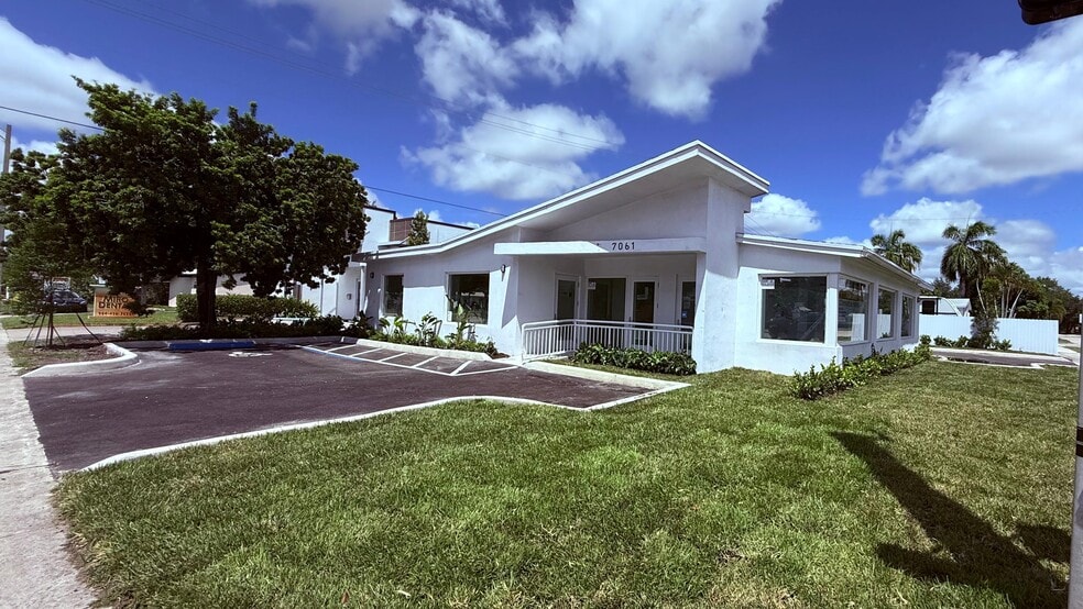 More Photos Of 7061 Taft St, Hollywood Medical For Sale