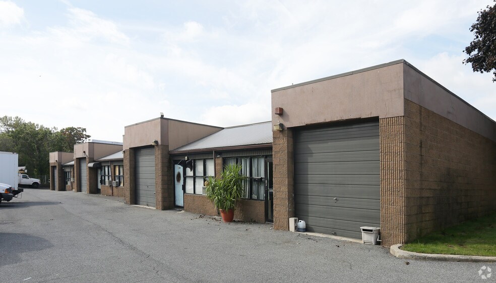 More Photos Of 280 Suburban Ave, Deer Park Warehouse For Lease