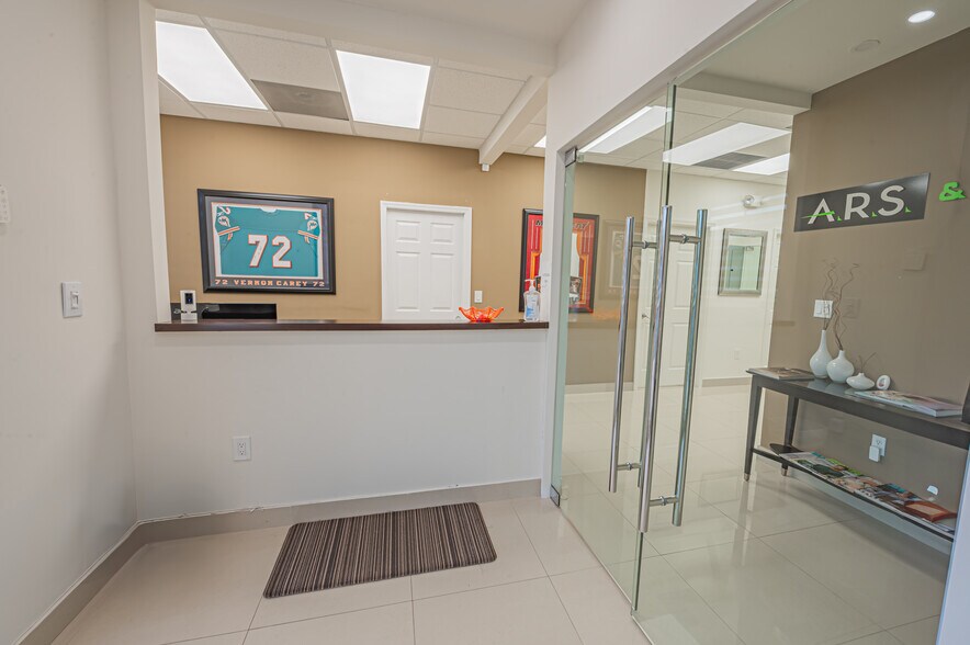 More Photos Of 20810-20818 W Dixie Hwy, Miami Medical For Sale