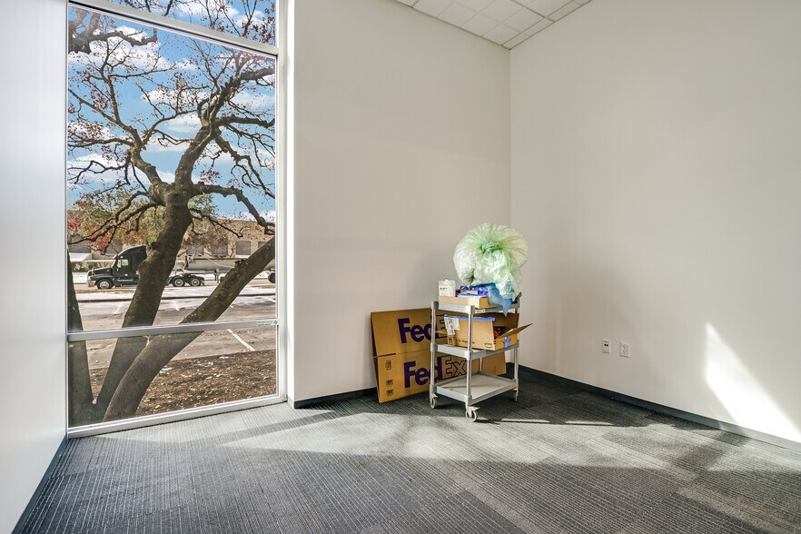 More Photos Of 10420 Metric Blvd, Austin Warehouse For Lease