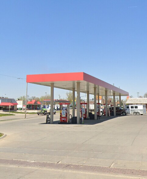 Primary Photo Of 1002 West St, Grinnell Convenience Store For Sale