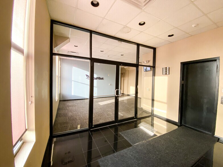 More Photos Of 2000 E Carson St, Pittsburgh Storefront Retail Office For Lease