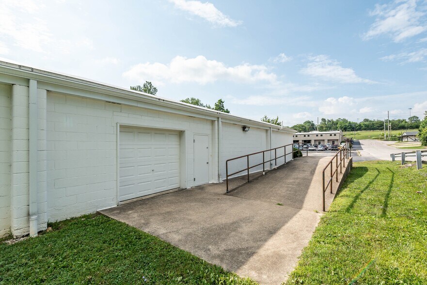 More Photos Of 1430 Willis Dr, Bloomington Warehouse For Sale