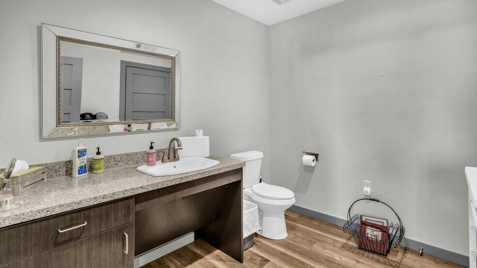 More Photos Of 125 Winners Cir, Weatherford Showroom For Sale