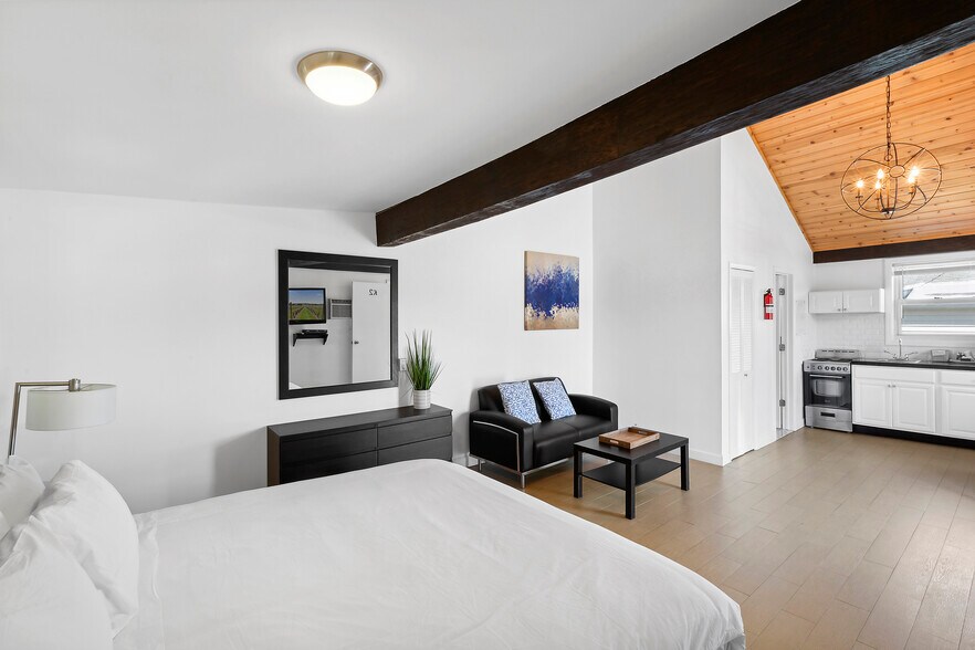 More Photos Of 72 Foster Ave, Hampton Bays Hotel For Sale