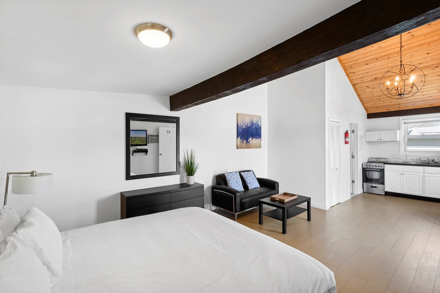 More Photos Of 72 Foster Ave, Hampton Bays Hotel For Sale