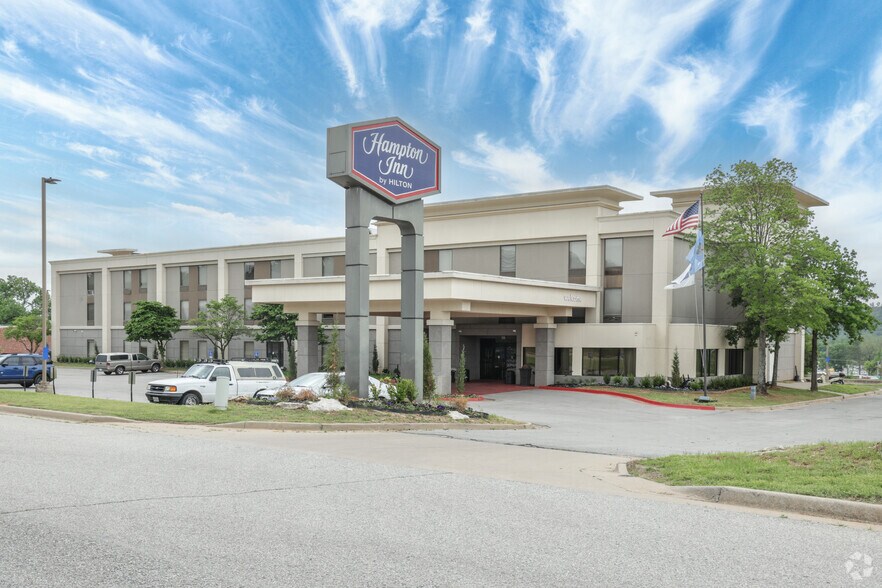 More Photos Of 7852 W Parkway Blvd, Tulsa Hotel For Sale