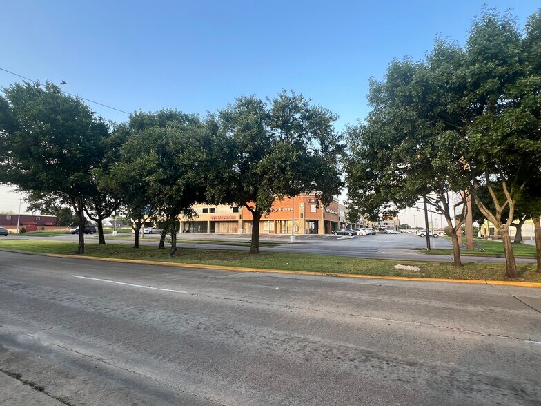 More Photos Of 6730 Wilcrest Dr, Houston Auto Repair For Lease