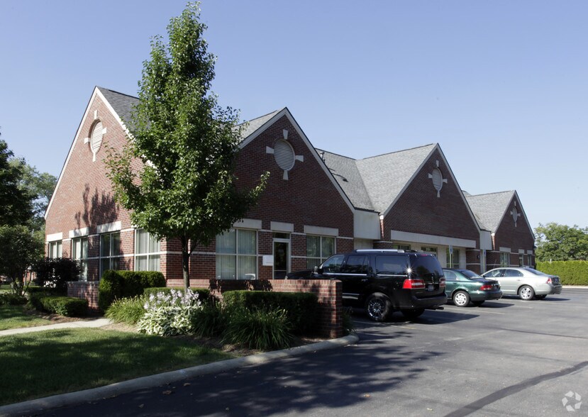 More Photos Of 2151 E 14 Mile Rd, Birmingham Medical For Lease