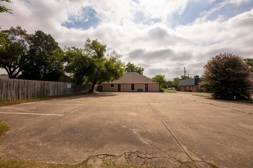 More Photos Of 1005 N Elm St, Denton Office For Lease