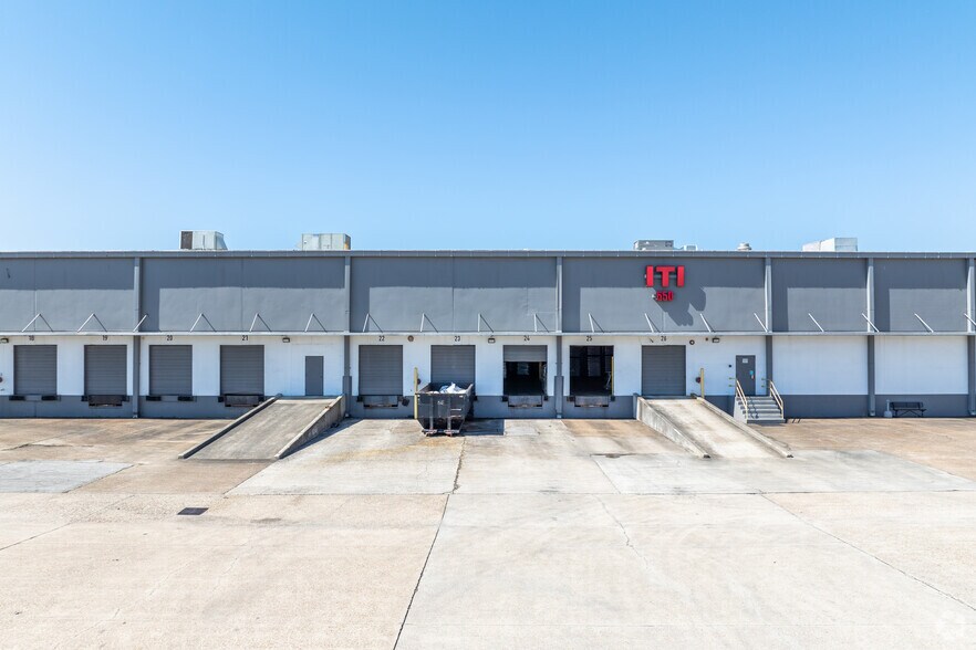 More Photos Of 650 S 23rd St, Beaumont Warehouse For Lease